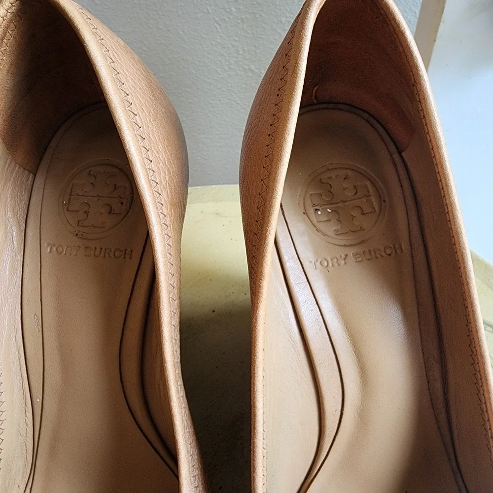 Tory Burch Sz 8.5 Tan Pebbled Leather Peep Toe Logo Wedge Heels